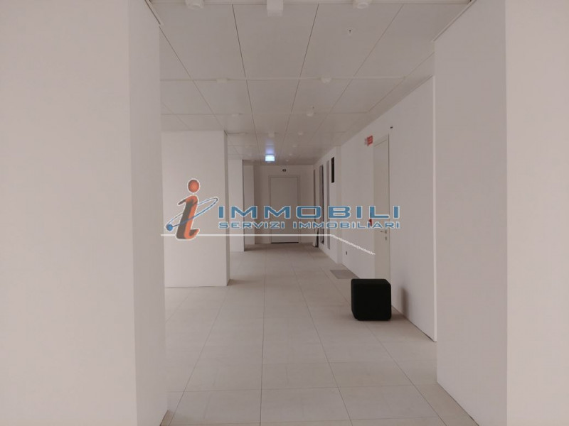 Immagine 10 di Attività commerciale in affitto  in CORSO VITTORIO EMANUELE II a Milano