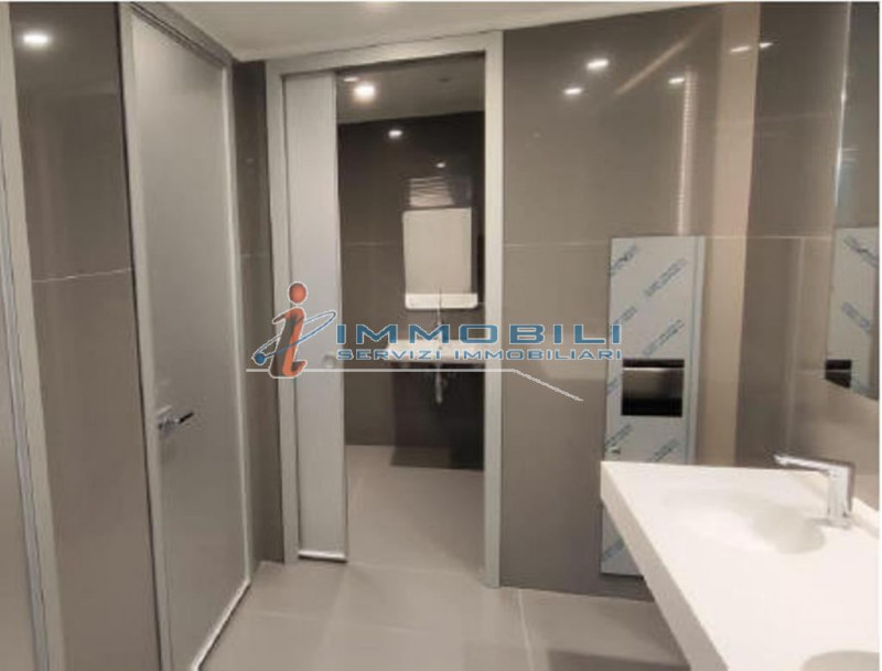 Immagine 18 di Attività commerciale in affitto  in CORSO VITTORIO EMANUELE II a Milano