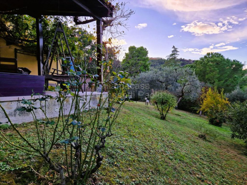 Immagine 3 di Villa in vendita  in roncosambaccio a Fano