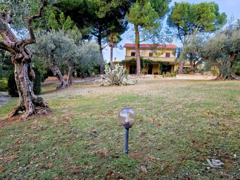 Immagine 4 di Villa in vendita  in roncosambaccio a Fano