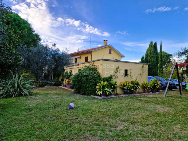 Immagine 6 di Villa in vendita  in roncosambaccio a Fano