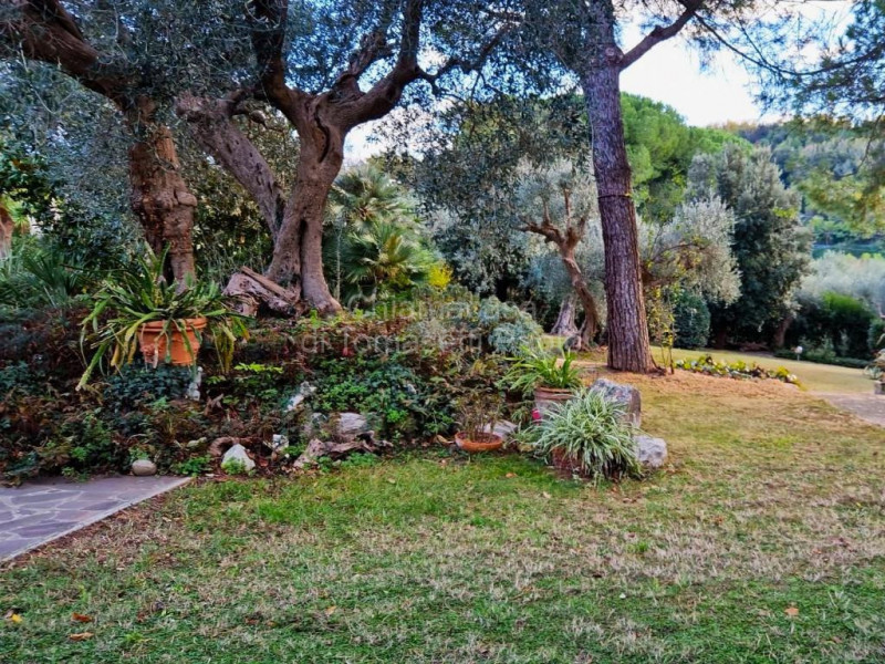 Immagine 18 di Villa in vendita  in roncosambaccio a Fano