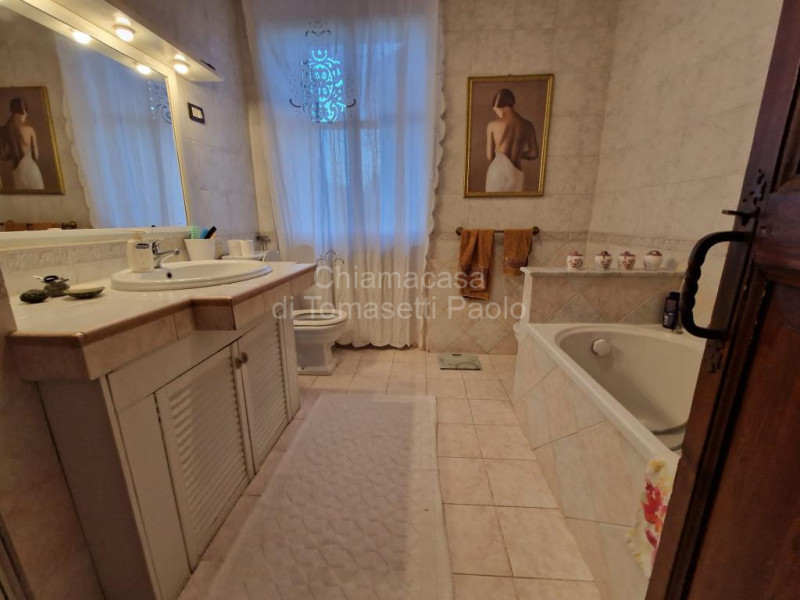 Immagine 35 di Villa in vendita  in roncosambaccio a Fano