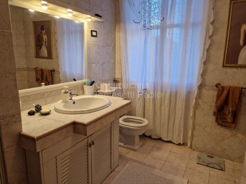 Immagine 36 di Villa in vendita  in roncosambaccio a Fano