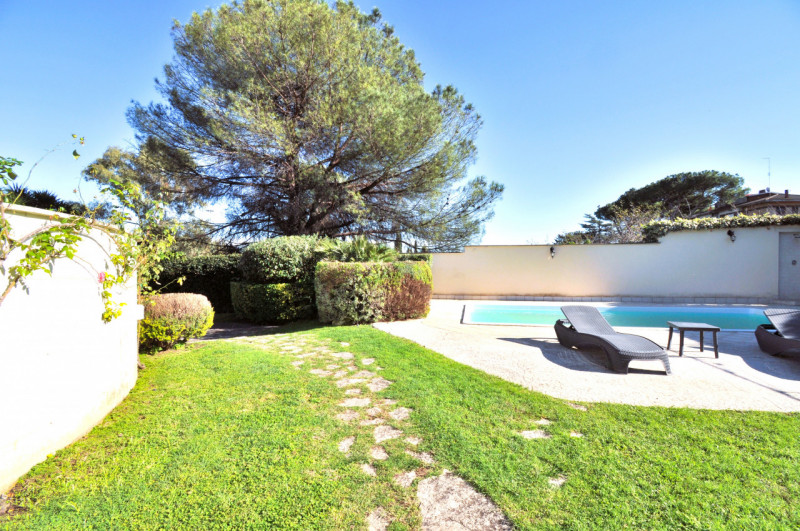 Immagine 1 di Villa in vendita  in Largo Guglielmo La Pegna a Roma