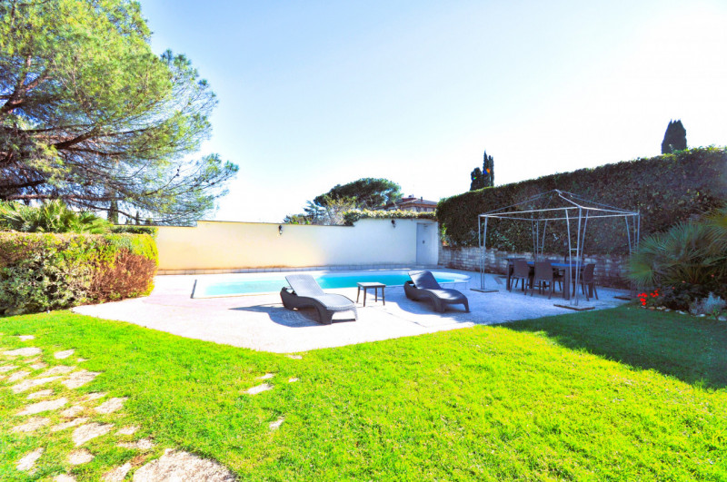 Immagine 2 di Villa in vendita  in Largo Guglielmo La Pegna a Roma