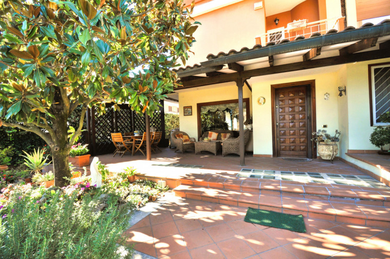 Immagine 3 di Villa in vendita  in Largo Guglielmo La Pegna a Roma