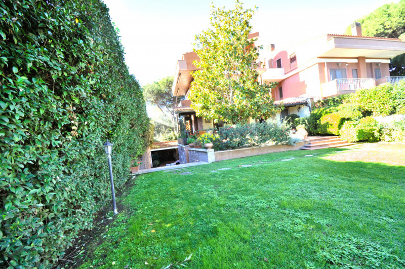 Immagine 4 di Villa in vendita  in Largo Guglielmo La Pegna a Roma