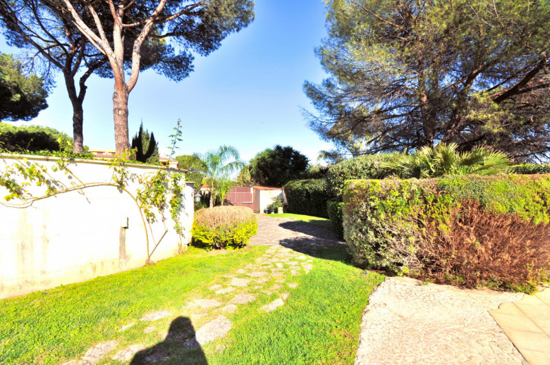 Immagine 5 di Villa in vendita  in Largo Guglielmo La Pegna a Roma