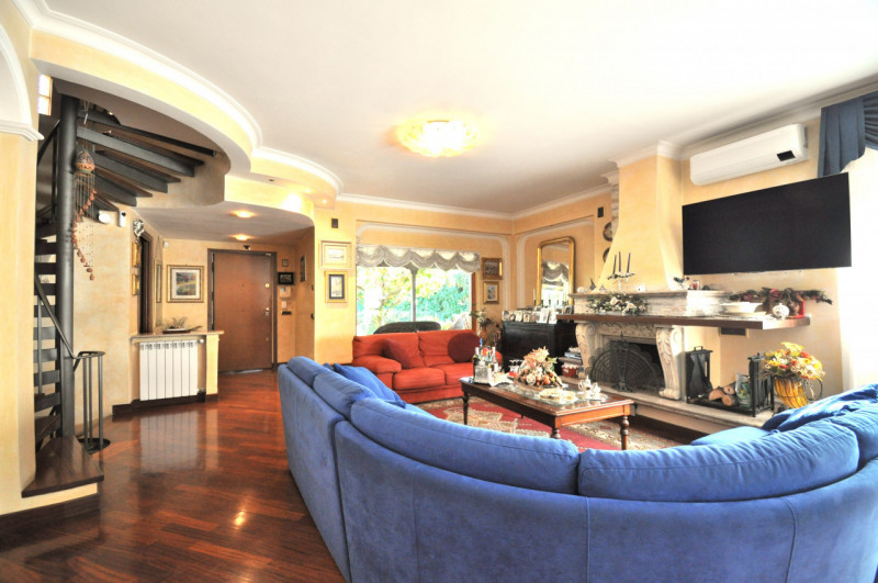 Immagine 6 di Villa in vendita  in Largo Guglielmo La Pegna a Roma