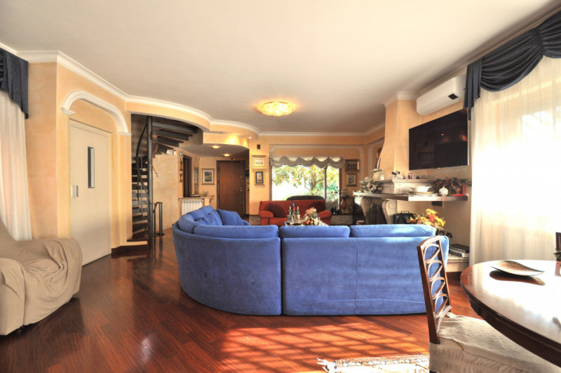 Immagine 7 di Villa in vendita  in Largo Guglielmo La Pegna a Roma