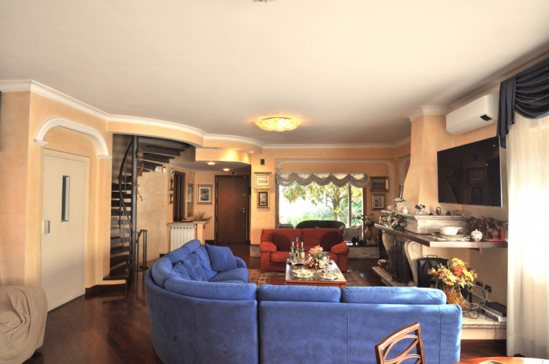 Immagine 8 di Villa in vendita  in Largo Guglielmo La Pegna a Roma