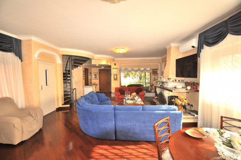 Immagine 9 di Villa in vendita  in Largo Guglielmo La Pegna a Roma