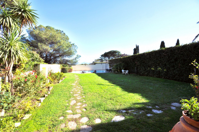 Immagine 18 di Villa in vendita  in Largo Guglielmo La Pegna a Roma