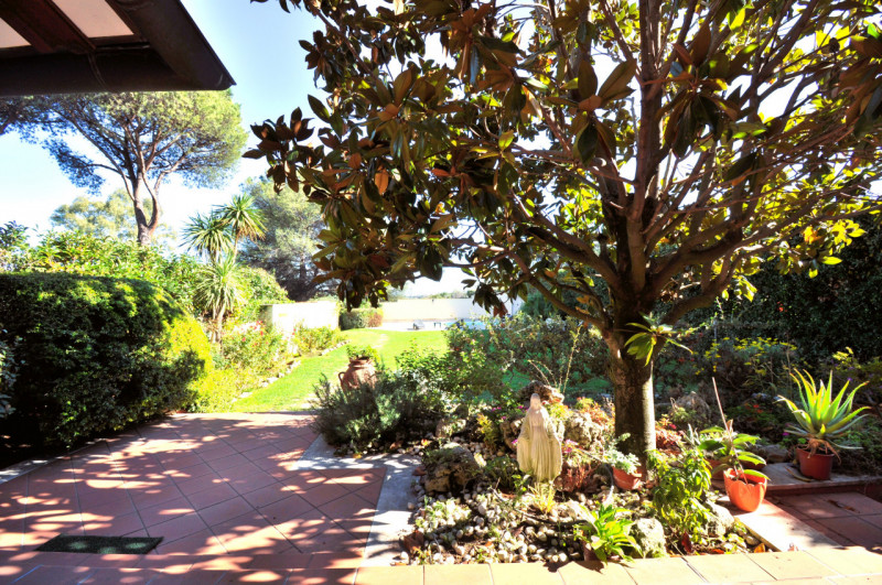 Immagine 19 di Villa in vendita  in Largo Guglielmo La Pegna a Roma