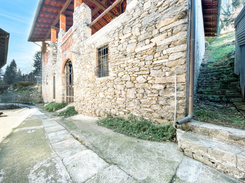 Immagine 1 di Rustico / casale in vendita  in Via per Colazza 21 a Meina