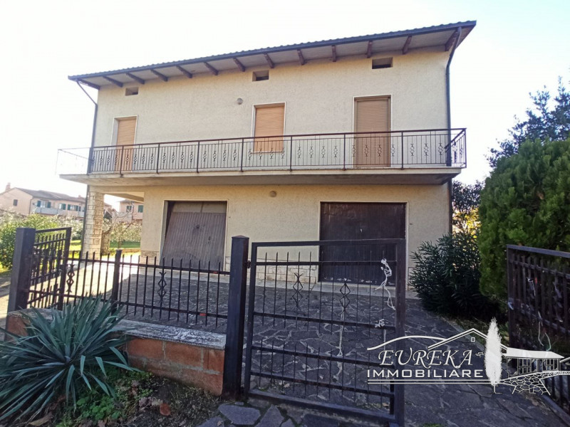 Immagine 2 di Casa indipendente in vendita  in via roma 152 a Castiglione Del Lago