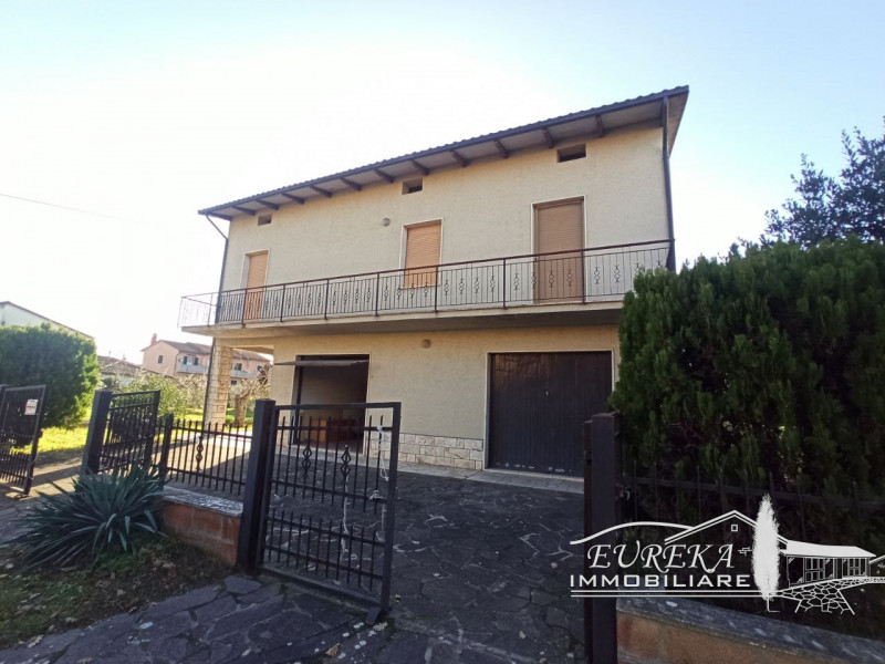 Immagine 3 di Casa indipendente in vendita  in via roma 152 a Castiglione Del Lago