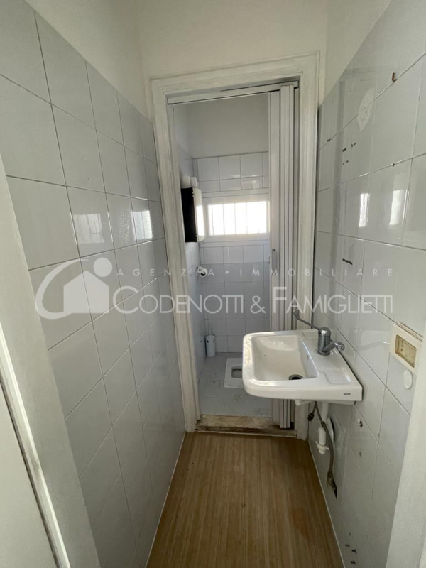 Immagine 12 di Negozio in vendita  in via Indipendenza, 80 a Brescia