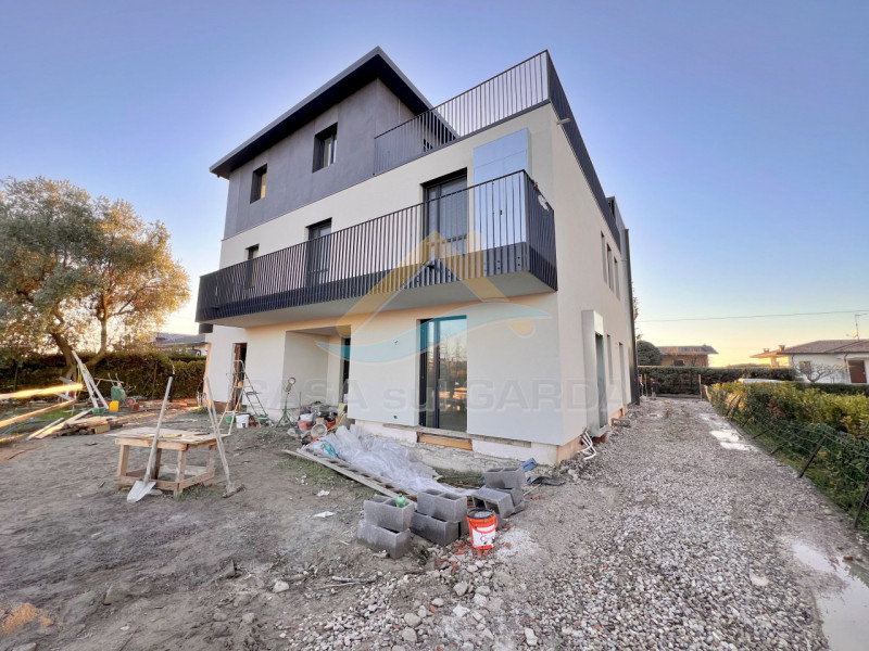 Immagine 3 di Appartamento in vendita  in Via G. Falcone 14 a Peschiera Del Garda