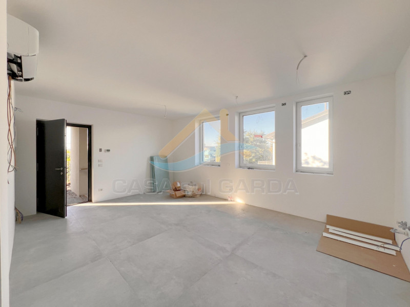 Immagine 5 di Appartamento in vendita  in Via G. Falcone 14 a Peschiera Del Garda