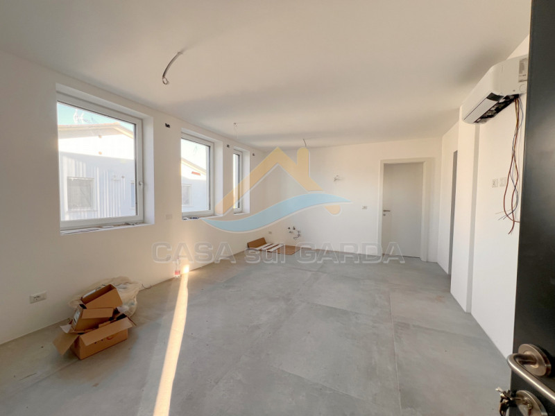 Immagine 6 di Appartamento in vendita  in Via G. Falcone 14 a Peschiera Del Garda