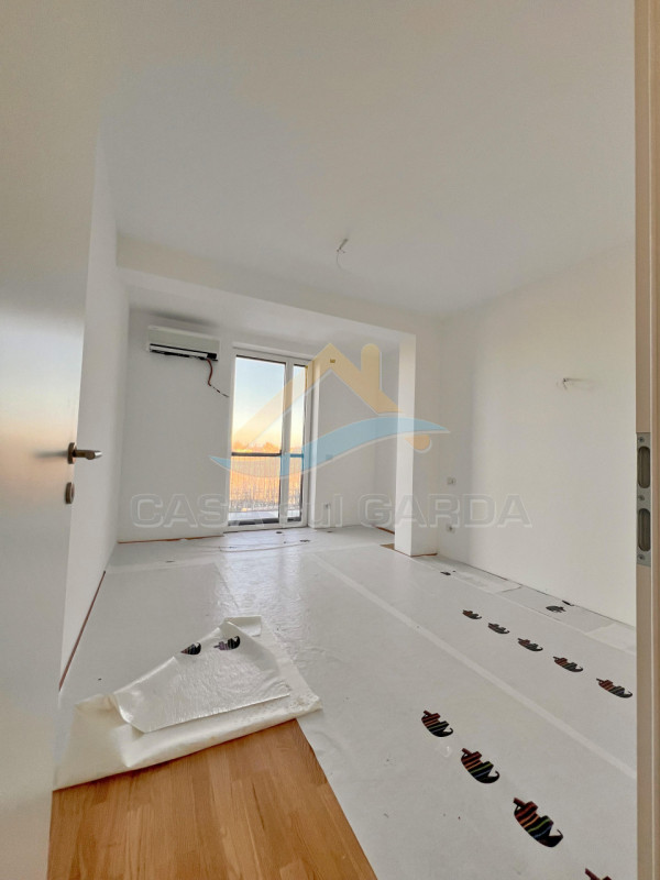 Immagine 9 di Appartamento in vendita  in Via G. Falcone 14 a Peschiera Del Garda