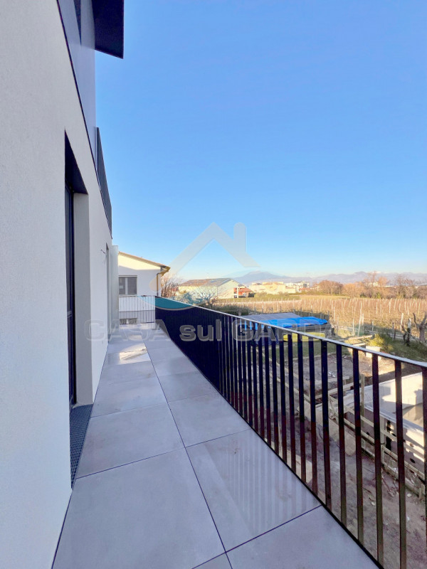 Immagine 18 di Appartamento in vendita  in Via G. Falcone 14 a Peschiera Del Garda