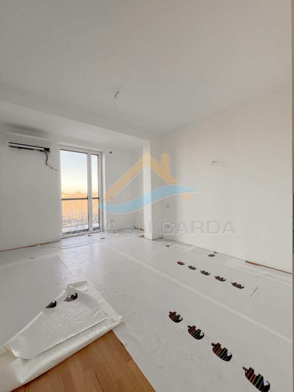 Immagine 19 di Appartamento in vendita  in Via G. Falcone 14 a Peschiera Del Garda