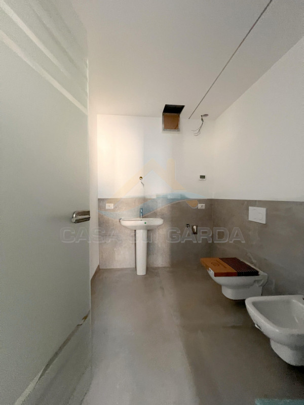 Immagine 20 di Appartamento in vendita  in Via G. Falcone 14 a Peschiera Del Garda