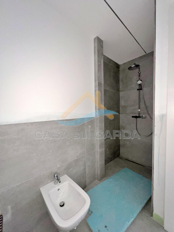 Immagine 21 di Appartamento in vendita  in Via G. Falcone 14 a Peschiera Del Garda