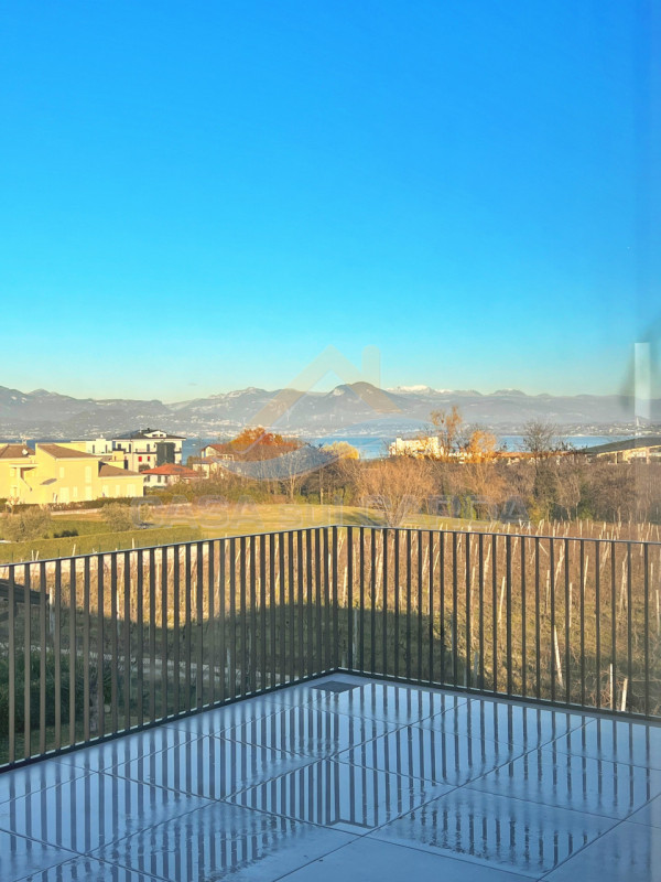 Immagine 8 di Attico in vendita  in Via G. Falcone 14 a Peschiera Del Garda