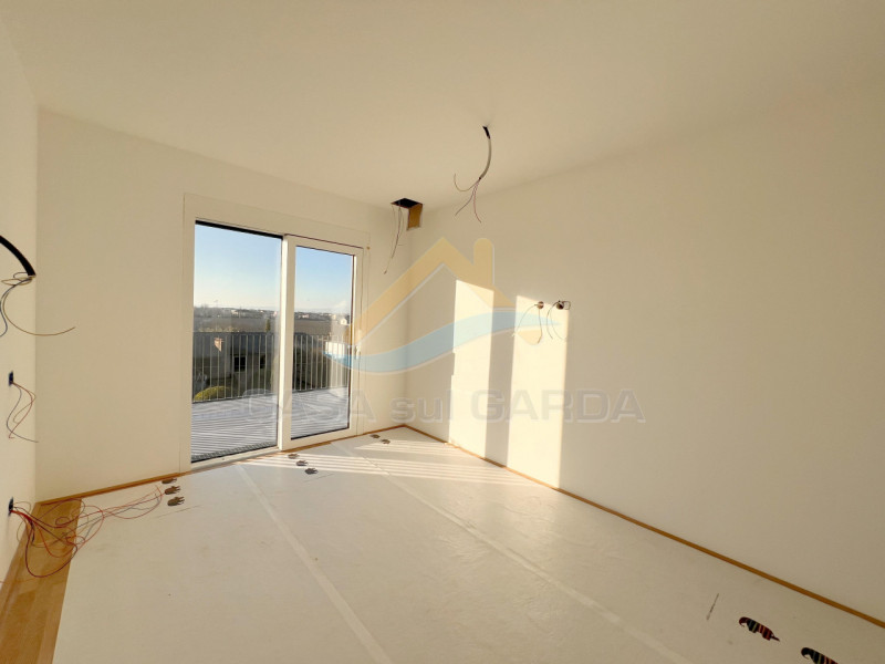 Immagine 15 di Attico in vendita  in Via G. Falcone 14 a Peschiera Del Garda