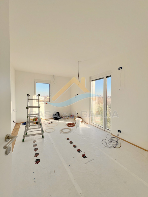 Immagine 17 di Attico in vendita  in Via G. Falcone 14 a Peschiera Del Garda