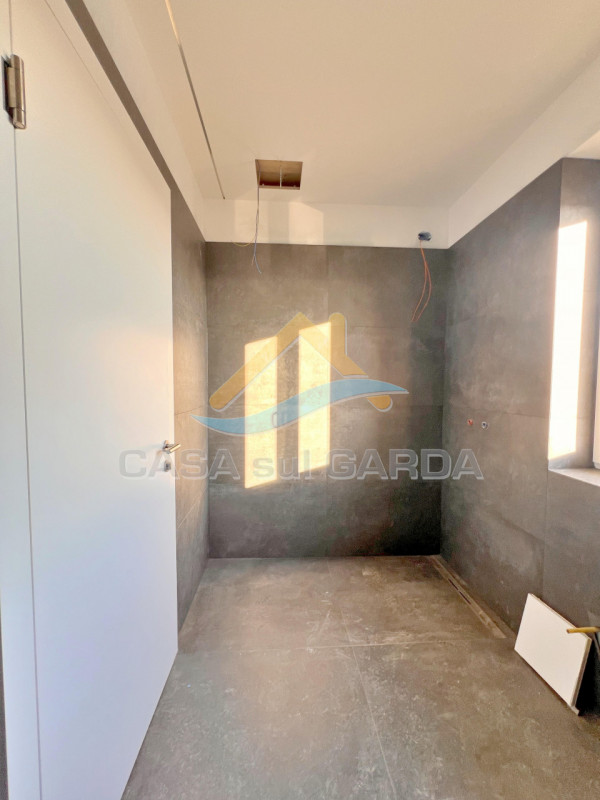 Immagine 18 di Attico in vendita  in Via G. Falcone 14 a Peschiera Del Garda