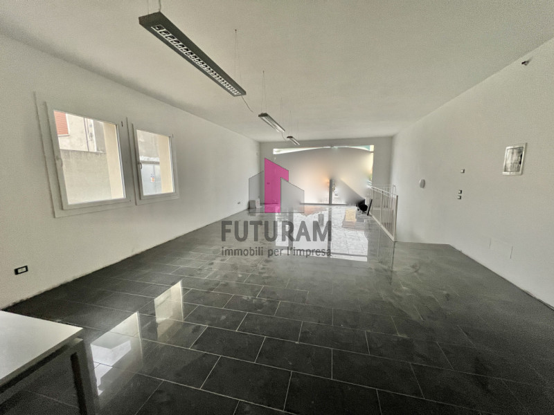 Immagine 2 di Negozio in affitto  in VIA ROMA a Caldogno