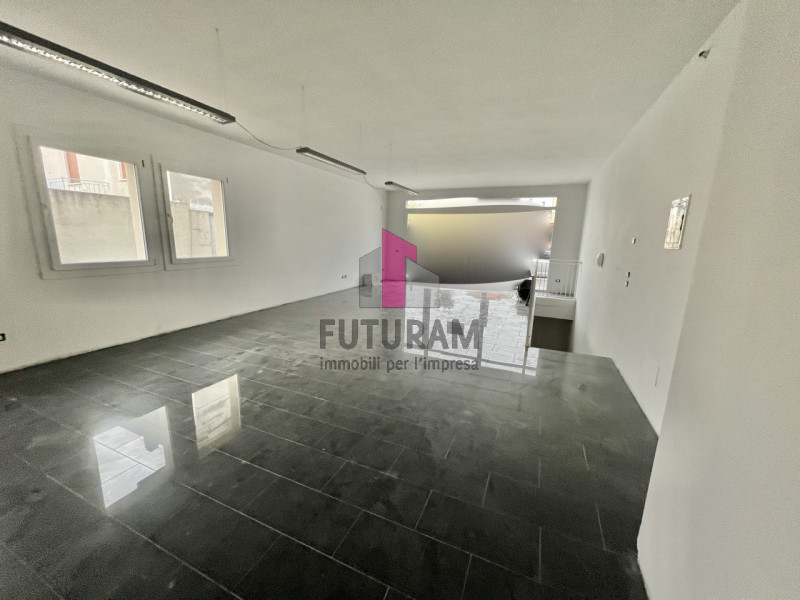 Immagine 3 di Negozio in affitto  in VIA ROMA a Caldogno