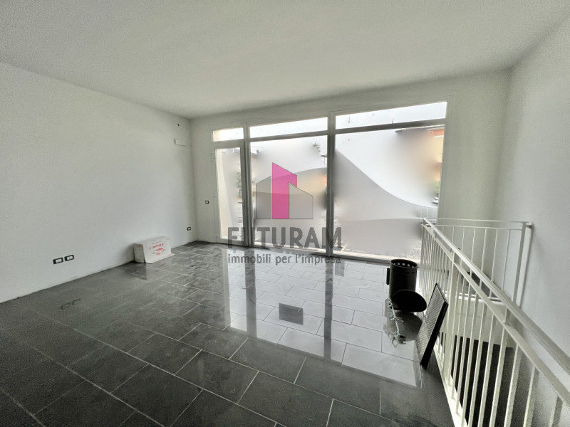 Immagine 8 di Negozio in affitto  in VIA ROMA a Caldogno