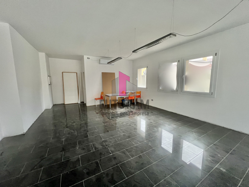 Immagine 9 di Negozio in affitto  in VIA ROMA a Caldogno