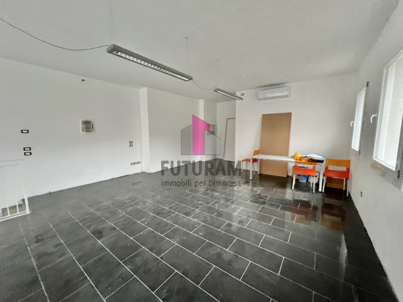 Immagine 11 di Negozio in affitto  in VIA ROMA a Caldogno