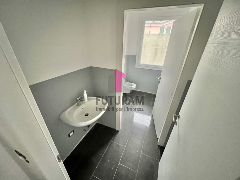 Immagine 17 di Negozio in affitto  in VIA ROMA a Caldogno