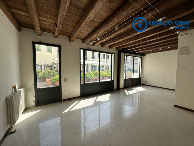 Immagine 1 di Negozio in vendita  in Corte Cappa D'Oro a Rovigo