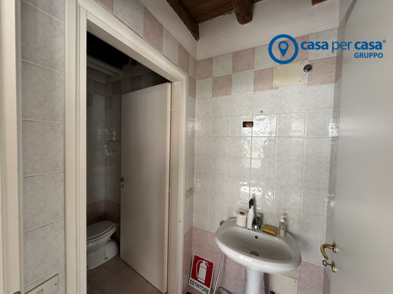 Immagine 13 di Negozio in vendita  in Corte Cappa D'Oro a Rovigo