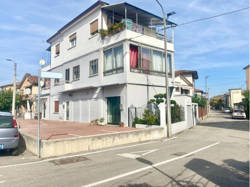 Immagine 1 di Palazzo in vendita  in STRADA DEL CAVALCAVIA a Vicenza