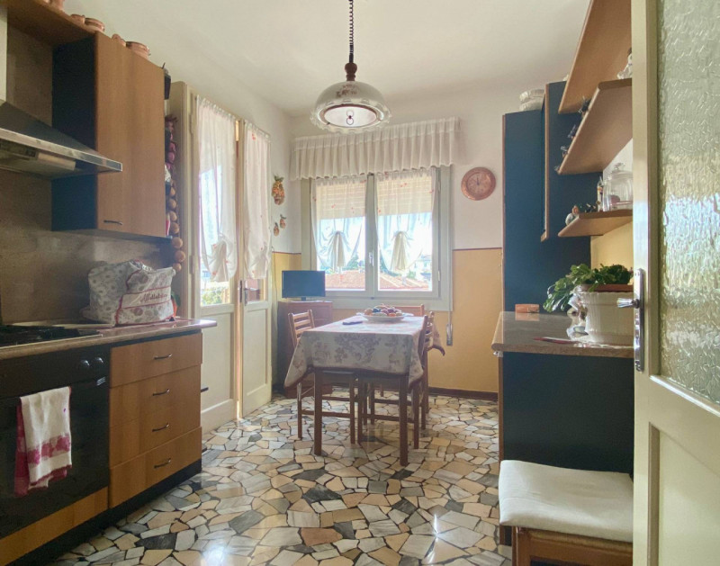 Immagine 3 di Palazzo in vendita  in STRADA DEL CAVALCAVIA a Vicenza