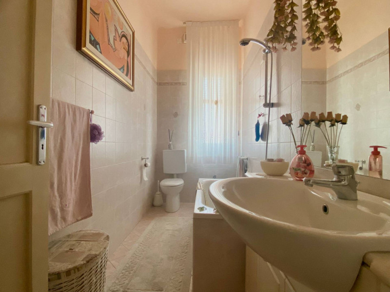 Immagine 6 di Palazzo in vendita  in STRADA DEL CAVALCAVIA a Vicenza