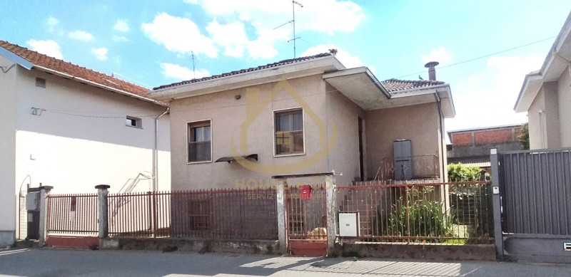 Immagine 2 di Villa in vendita  in Viale Montegrappa a Vigevano