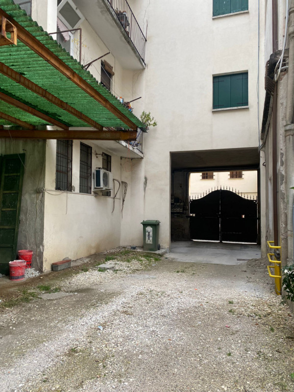 Immagine 2 di Posto auto in vendita  in Via dei Mille, 35 a Vicenza