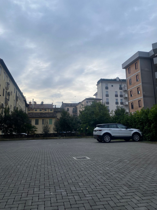 Immagine 3 di Posto auto in vendita  in Via dei Mille, 35 a Vicenza