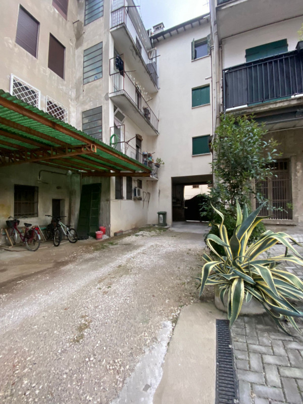 Immagine 5 di Posto auto in vendita  in Via dei Mille, 35 a Vicenza